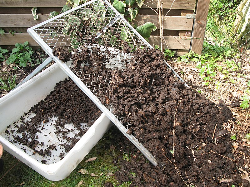 Topsoil vs Compost - compost uses